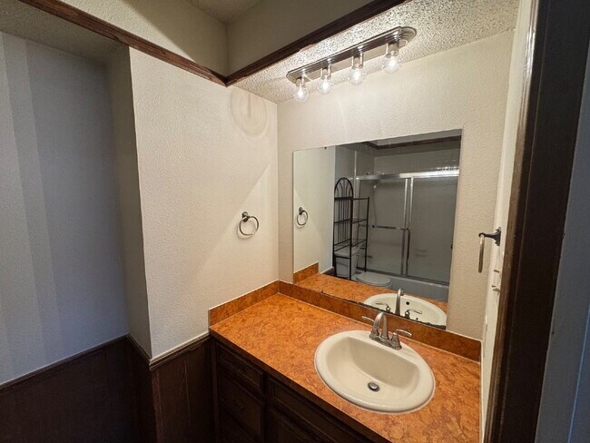 Building Photo - Beautiful Duplex Located Conveniently on Memphis Ave