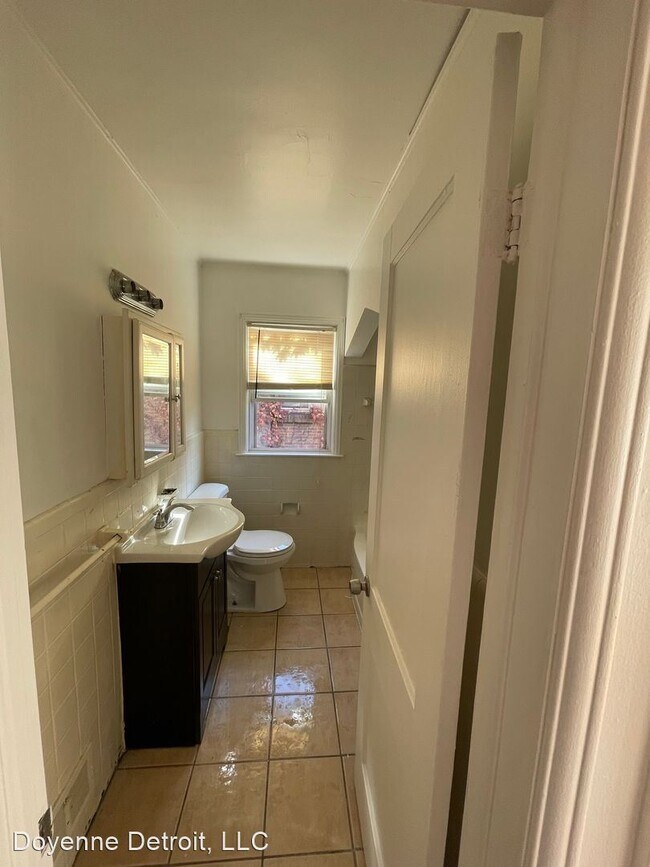 Building Photo - 3 br, 1 bath House - 18412 Glastonbury