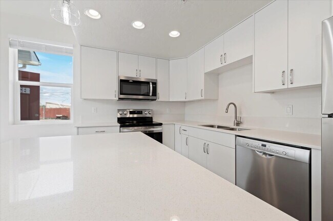 Building Photo - "Chic Comfort Awaits: 2-Bed, 2-Bath Gem with Granite Elegance in Nampa!"