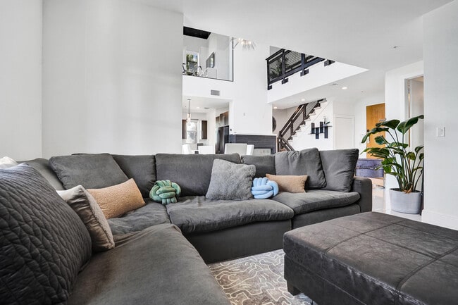 Building Photo - 365 SE 6th Ave