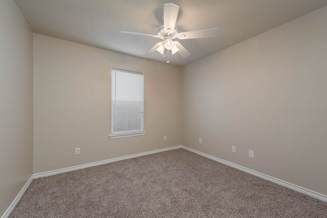 Building Photo - Spacious 4 Bed, 3 Bath Minutes from Campus!