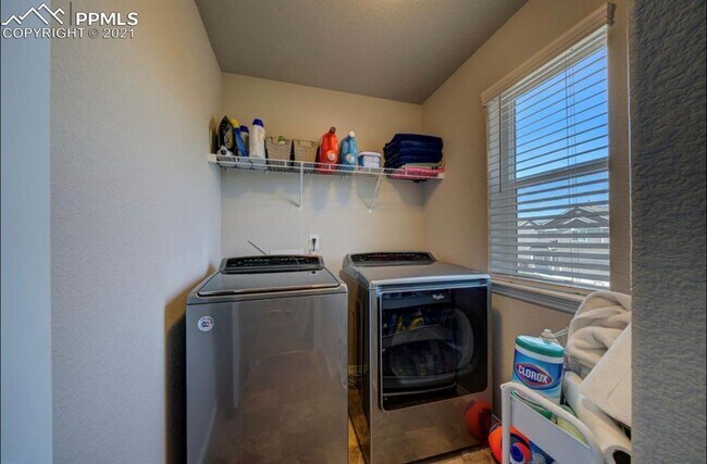 Building Photo - 6673 Galpin Dr