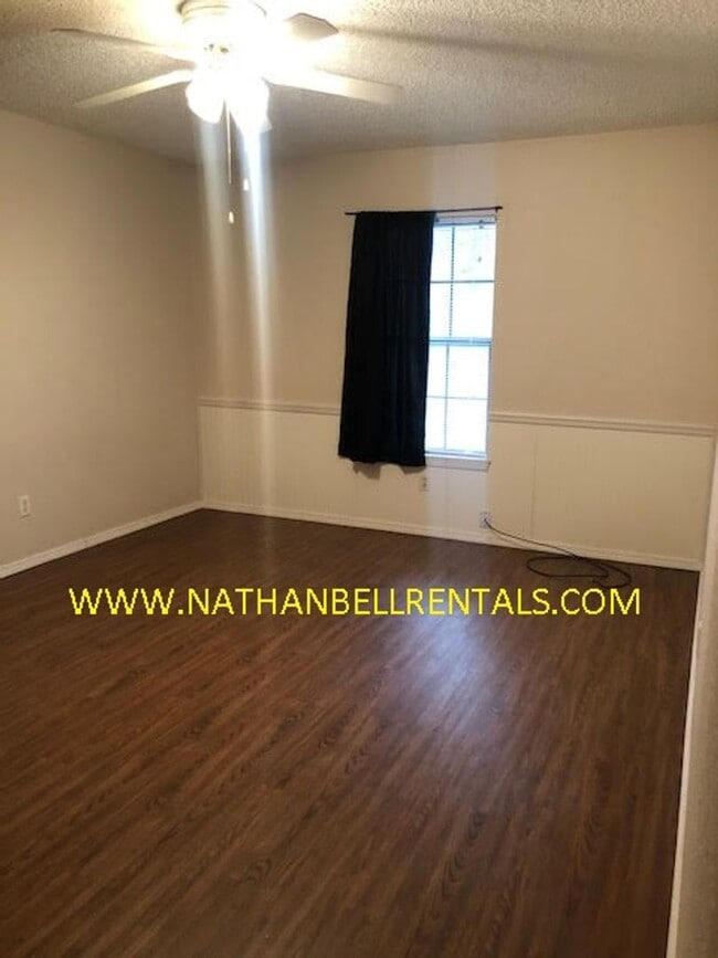 Building Photo - 3 bedroom 2 bath duplex