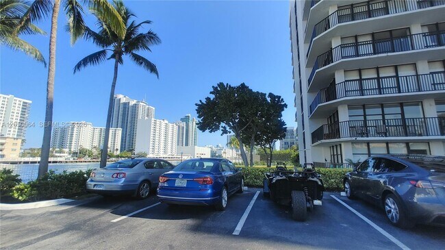 Building Photo - 1000 Parkview Dr