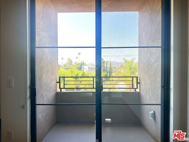 Building Photo - 552 N Hobart Blvd