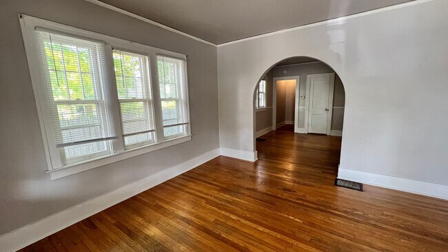 Building Photo - 715 Barnett St NE