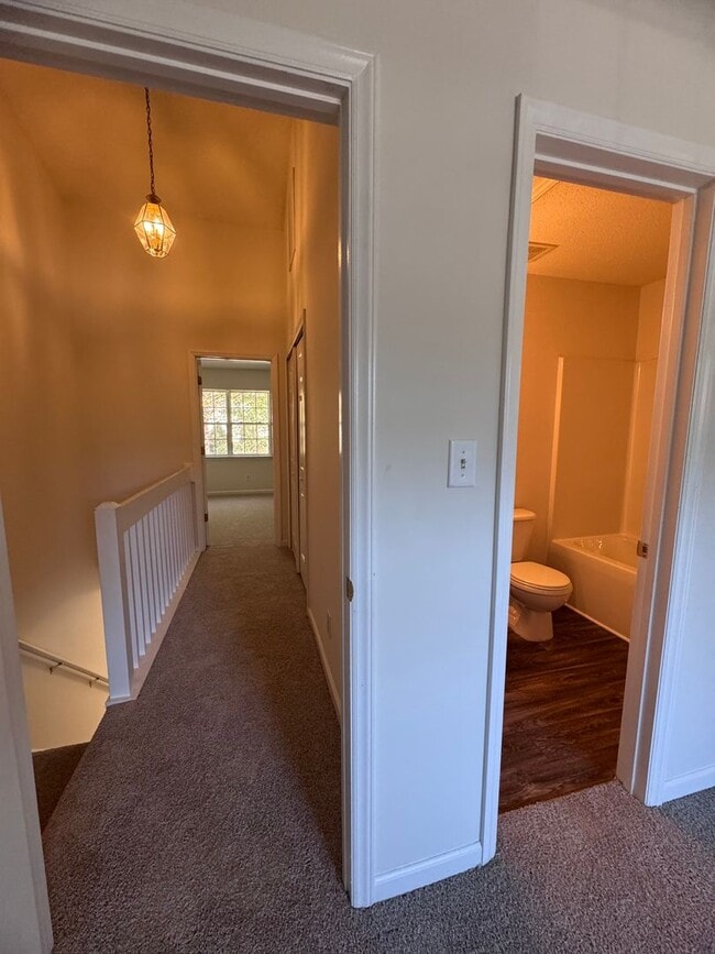 Building Photo - Wonderful 2BR 2.5BA Townhome with All Appl...