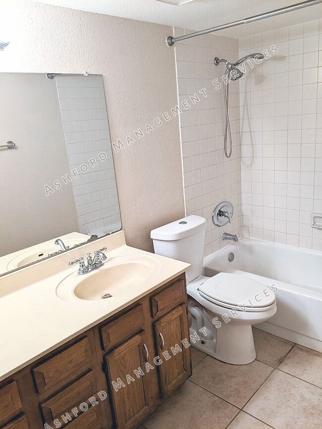 Building Photo - COMING SOON! 3 BEDROOM 3 BATH END UNIT TOW...