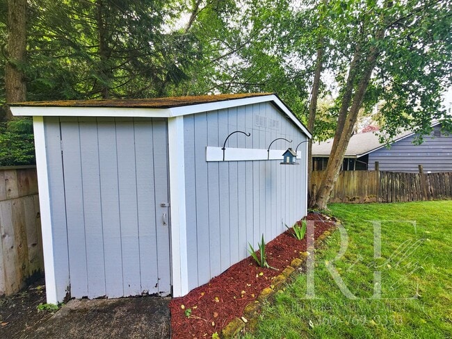 Building Photo - Rambler with Fantastic Covered Deck & Community Pool