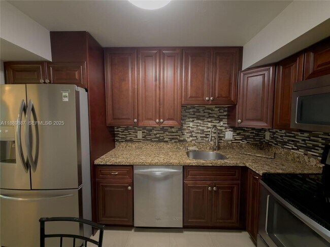 Building Photo - 325 W Laurel Dr