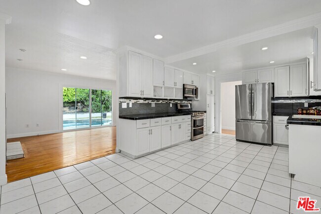 Building Photo - 816 Boxthorn Ave