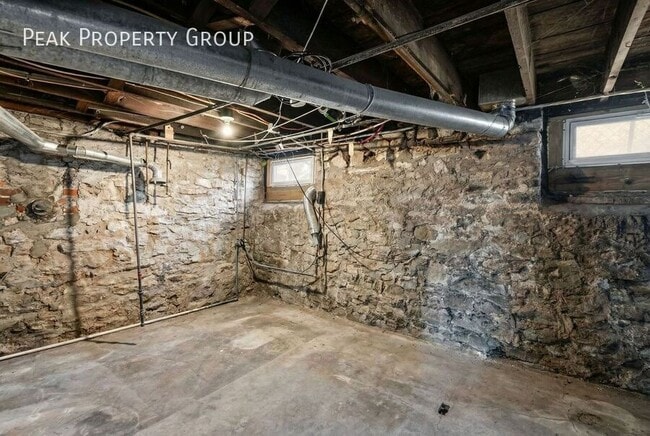 Building Photo - 396 E Northwood Ave