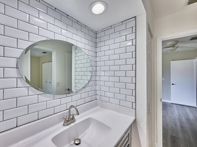 Building Photo - 6040 Glendale Dr