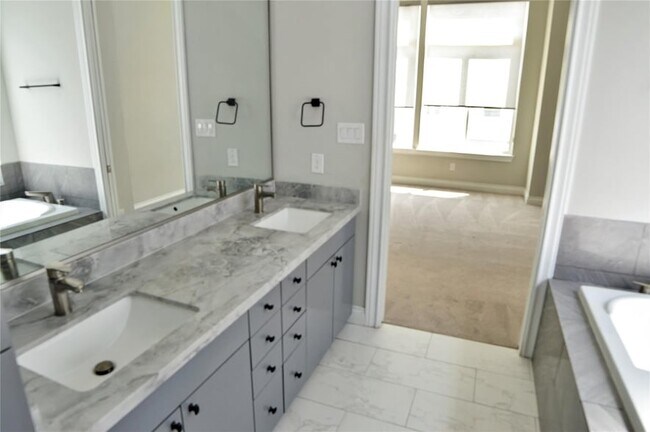 Building Photo - 8918 Spring Knoll Forest Dr