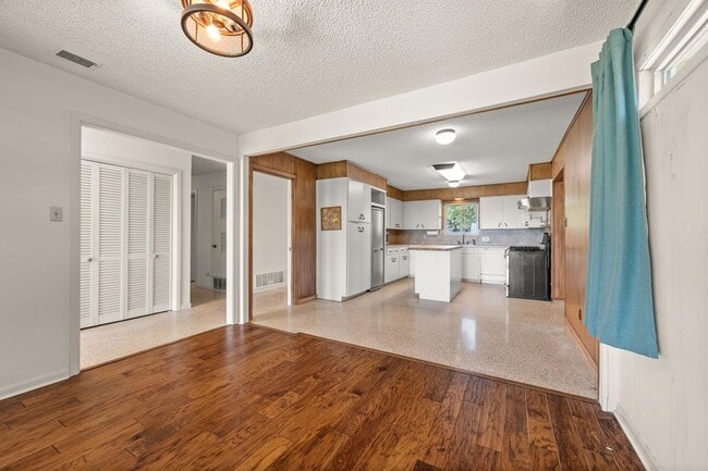 Building Photo - 6501 Mesa Dr