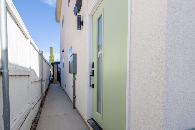 Building Photo - Top Floor 1 Bed 1 Bath Apartment