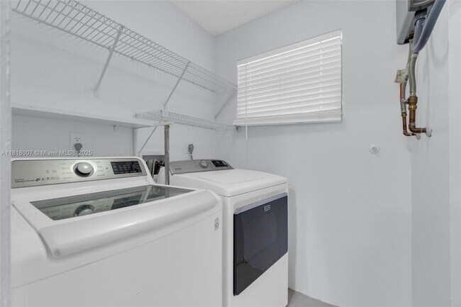 Building Photo - 1341 E Golfview Dr