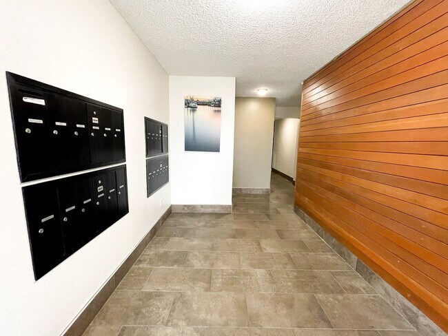 Building Photo - Gilmanor Apartments - 1BD/1BA Renovated Ap...