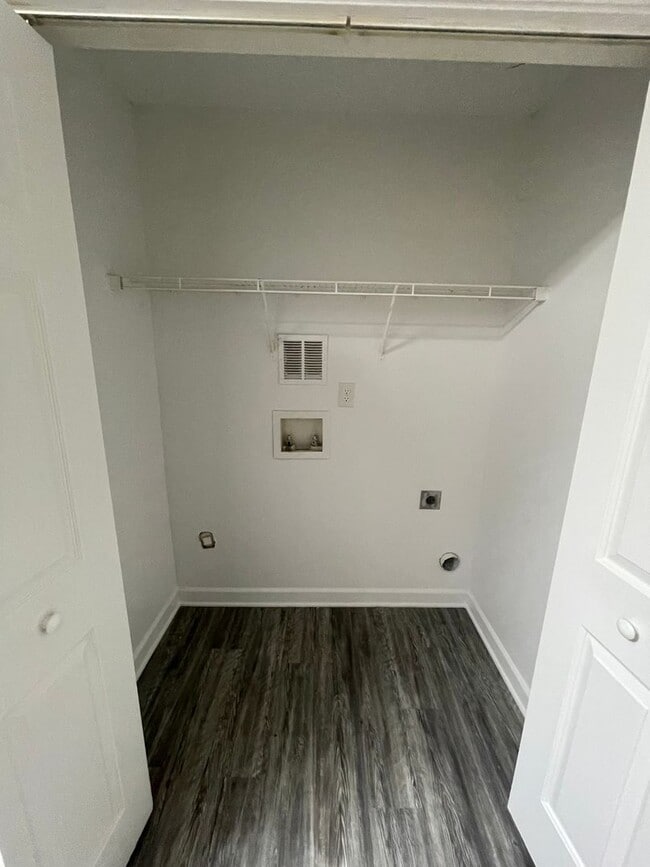 Building Photo - Must see this beautiful 3 bedroom 2.5 bath...