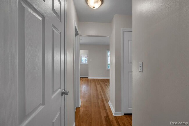Building Photo - 1109 Shadowlawn St