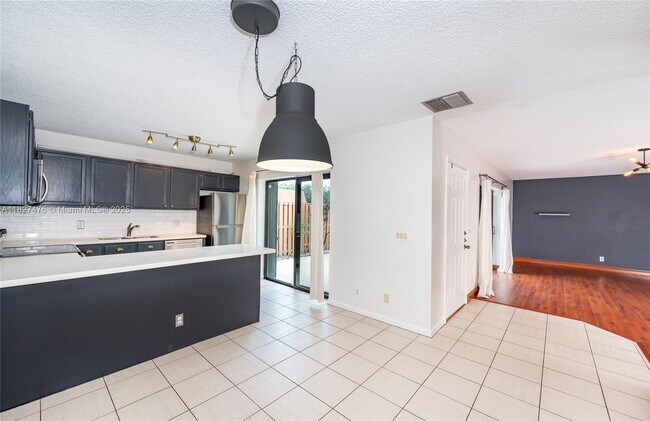 Building Photo - 2536 Camelot Ct