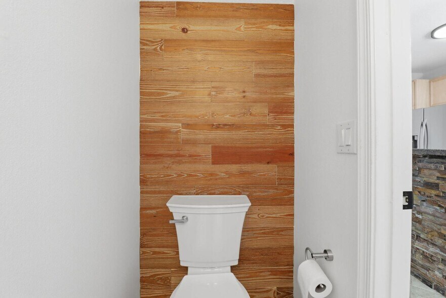 Building Photo - 9902 Lago Dr