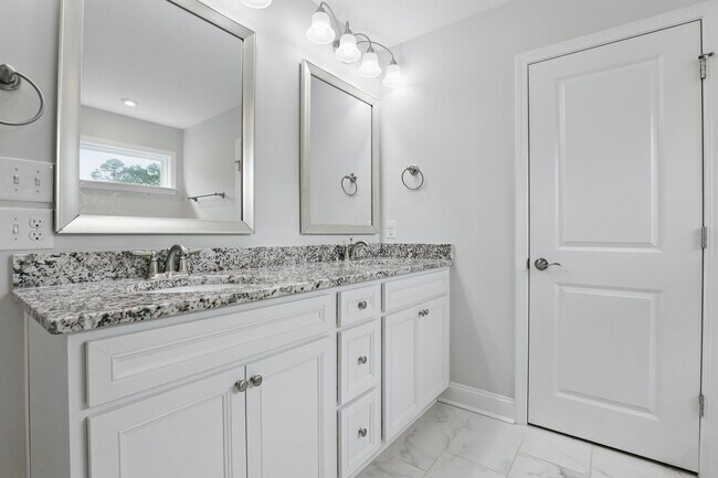 Building Photo - Spacious 5 Bedroom Home in Richmond Hill’s Waterways Community