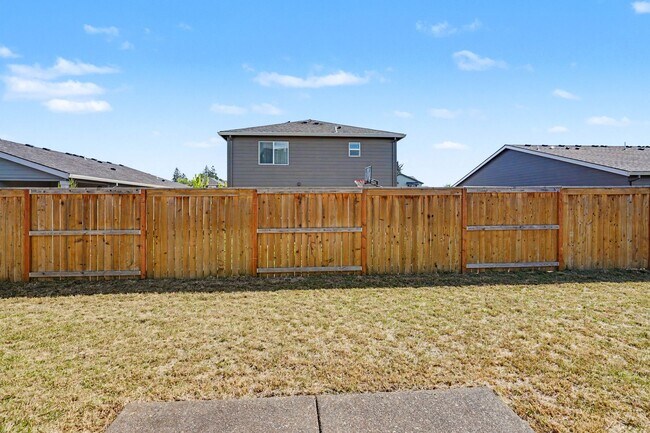 Building Photo - 4 Bed (plus BONUS ROOM), 2.5 Bath Newer Home in NE Salem