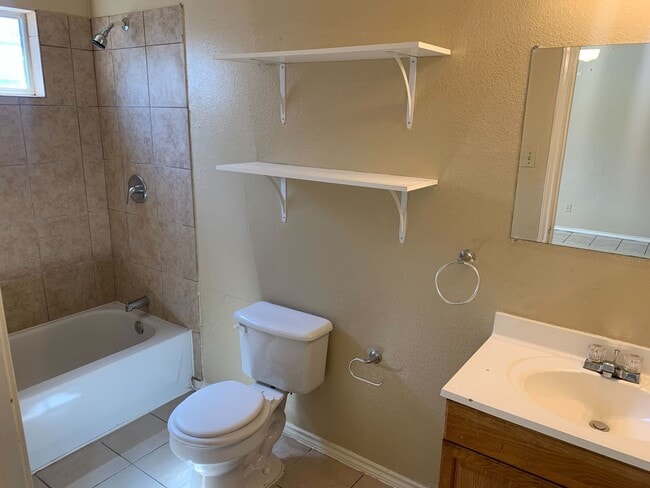 Building Photo - Charming 3-Bed, 2-Bath Home with Fenced Ya...