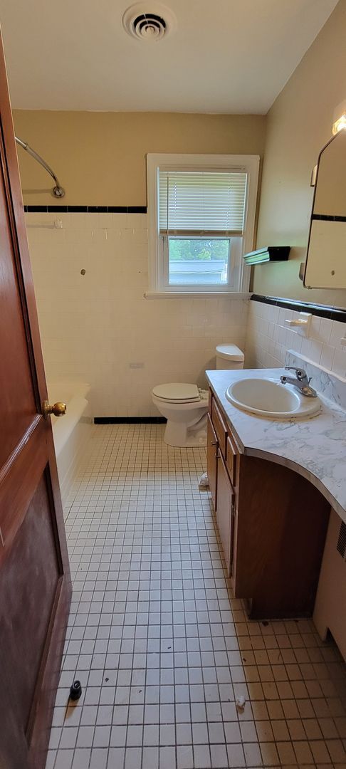 Building Photo - Brick ranch in Southside with large privat...