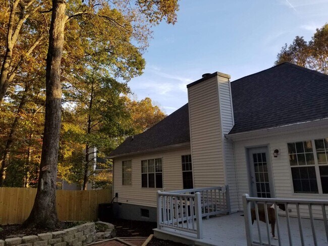 Building Photo - Wonderful 3 Bedroom 2 Bath Home with Garage in Quiet Williamsburg Community