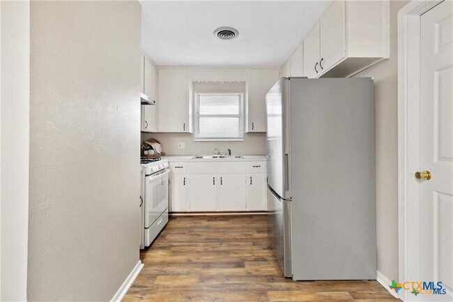 Building Photo - 1006 San Antonio St