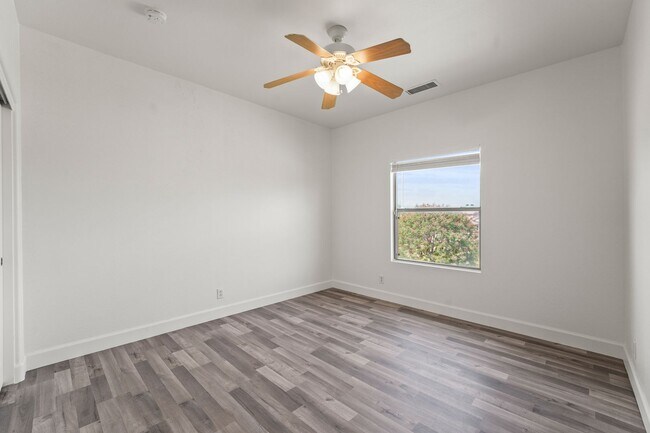 Building Photo - 734 W Fruit Tree Ln