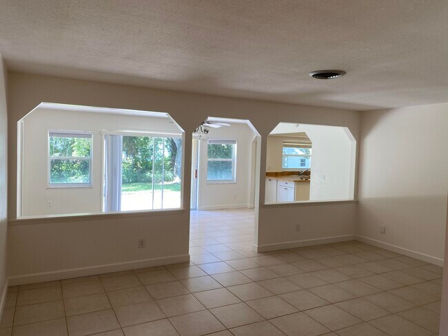 Building Photo - 956 Tulip Ln