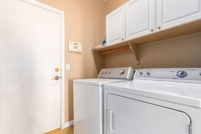 Building Photo - Single level rare to find 3 bed house in G...