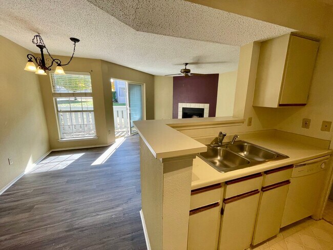 Building Photo - Expansive One Bedroom in Winding Hollow!