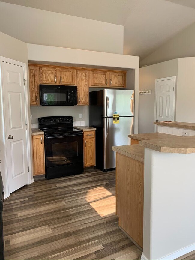 Building Photo - Great 3 bed 2 bath home in a the quiet Rai...