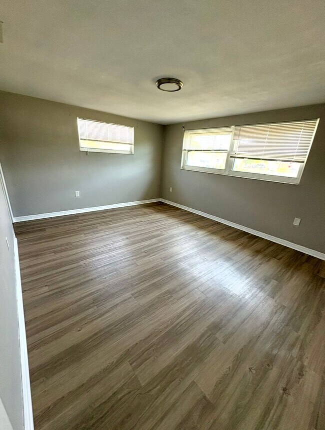 Building Photo - Lovely 3 Bed 2.5 Bath w/ Den and 2 Car Garage