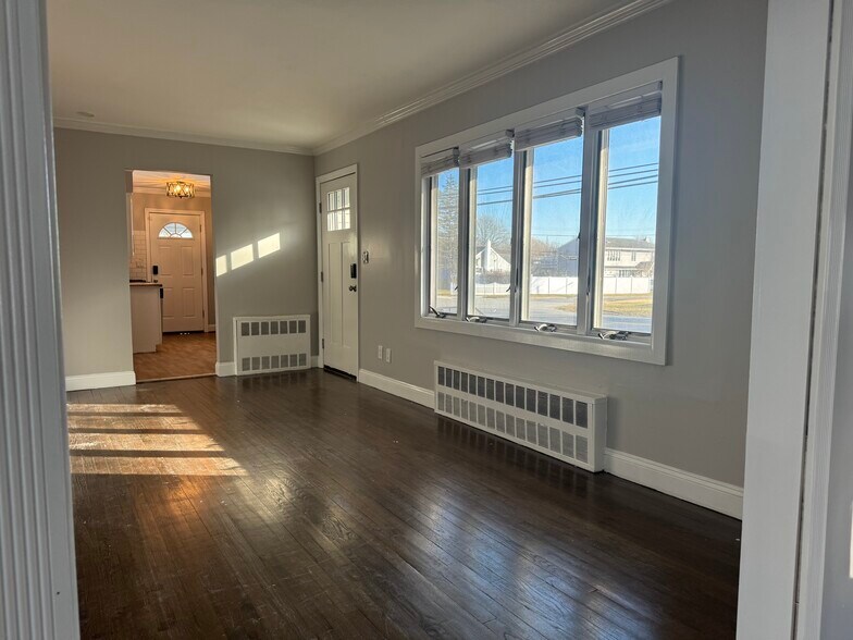 Building Photo - 1239 August Rd