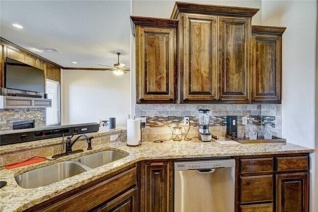 Building Photo - St James Park Home in Norman - Community Pool!  Available in April!