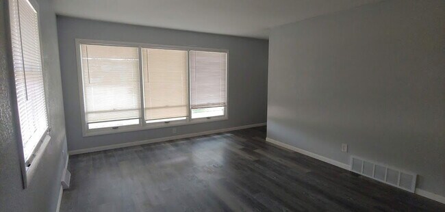 Building Photo - 8632 Broadway Dr