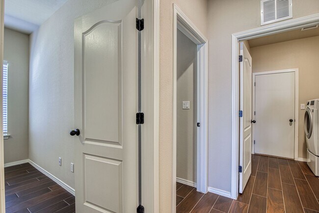 Building Photo - Westside area for Short or Long Term Rental(Completely Furnished) Beautiful 3 bed/2.5 baths