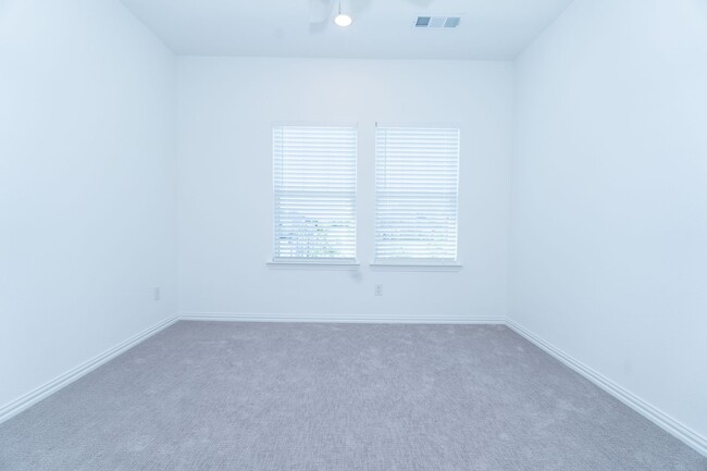 Building Photo - 9508 Espalier St