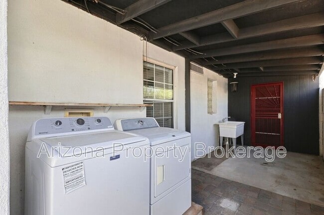 Building Photo - 1128 E Almeria Rd
