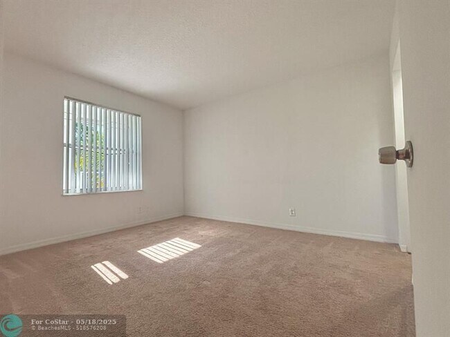 Building Photo - 9013 NW 38th Dr