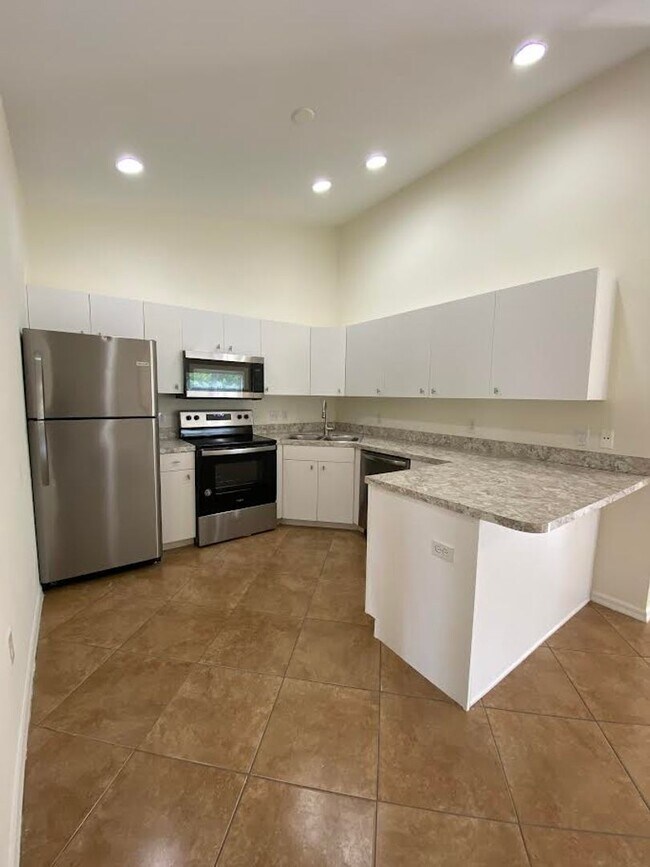 Building Photo - 2 Bed 2 Bath Duplex in San Carlos Park