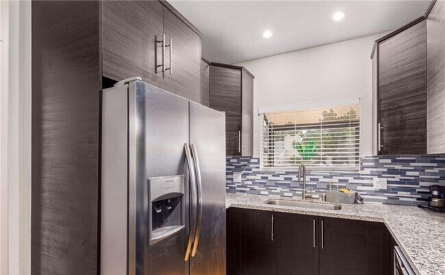 Building Photo - BEAUTIFULLY FURNISHED 2 BEDROOM CONDO