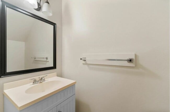 Building Photo - Hardin Place #G