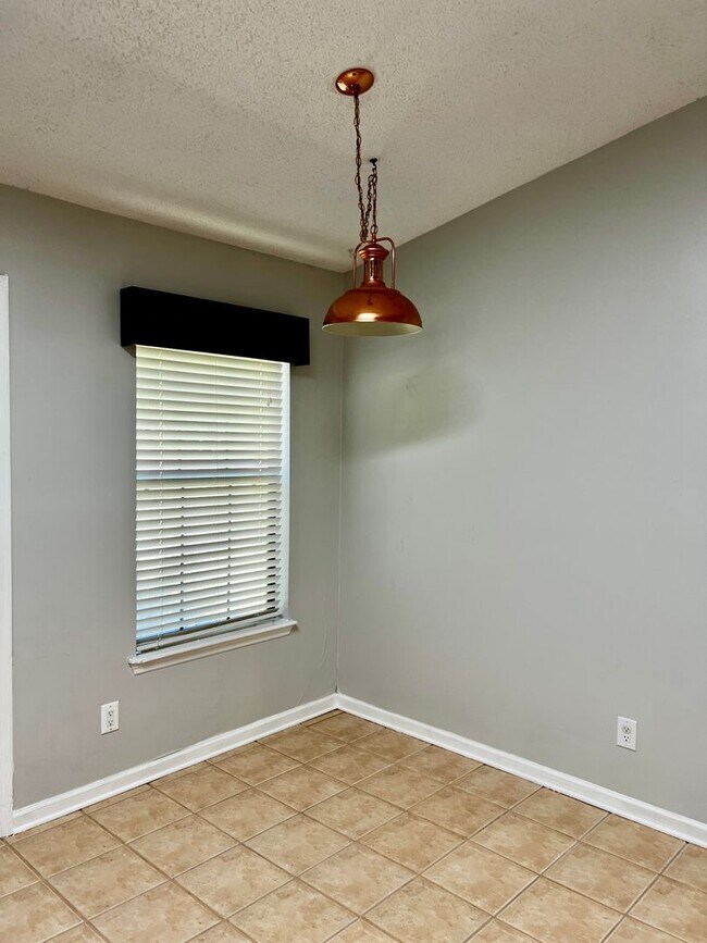 Building Photo - 3/2 with fenced in yard!