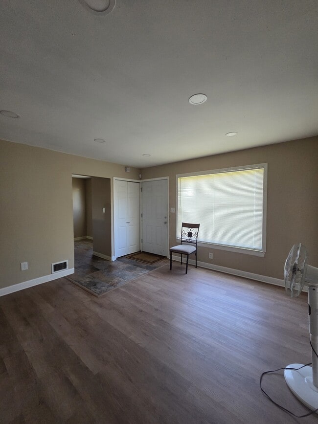 Building Photo - 16136 Log Cabin St